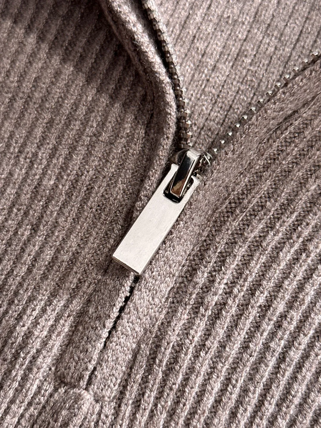 Next day shipping P360 Big Goose 2025 official website latest round neck sweater for autumn and winter, popular models are on sale at the same time at the counter! Specially made of wool blended fabric. It feels comfortable and can be directly in contact with the skin. The logo badge is exquisitely embroidered, which is extremely eye-catching! The details highlight the fashionable charm of big brands. Exquisite workmanship. Three-dimensional cutting style. The wearing effect is invincible and handsome! All three standards are complete! Size: M-3XL